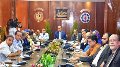 وزير التنمية المحلية  يتابع أخبار السيول  بمحافظة السويس