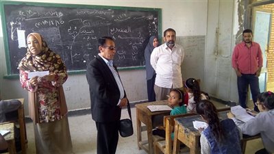 بالصور.. وكيل تعليم السويس يتفقد لجان الامتحانات ويوجه باعادة النظر فى أسئلة الإنجليزى