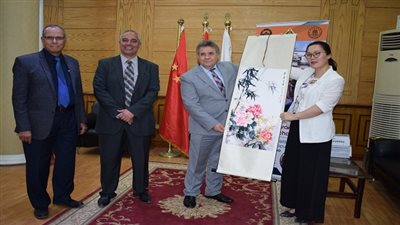 رئيس جامعة بنها يستقبل وفداً من الطلاب الصينين
