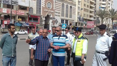 بالصور.. محافظ السويس يغلق 4 مقاهى وكافتيريات خلال جولتة التفقدية لشوارع المحافظة