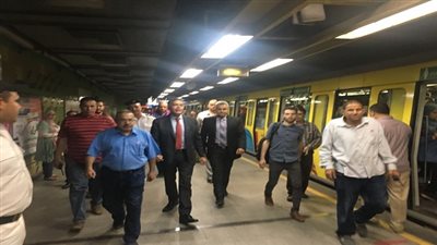 وزير النقل في جولة تفقدية مفاجئة لعدد من محطات مترو الأنفاق