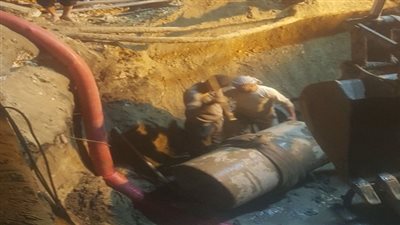 بالصور.. الإنتهاء من إصلاح عطل إنقطاع المياه بالخانكة