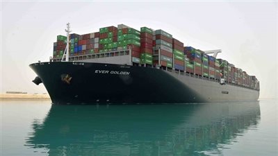 قناة السويس تشهد عبور 102 سفينة بحمولات 7 مليون طن خلال يومين