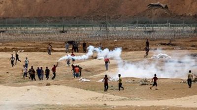إصابة 10 فلسطينيين بالرصاص والاختناق بالغاز على حدود قطاع غزة