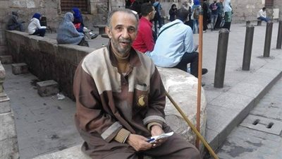 بالفيديو.. عامل نظافة قرأ 5 الاف كتاب ويتعلم عدة لغات ويُترجم كتب باللغة الفرنسية والانجليزية