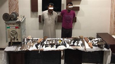 ضبط شخصين لقيامهما بإدارة ورشة لتصنيع وإصلاح الأسلحة النارية والإتجار فيها وبحوزتهما 9 قطع سلاح نارى 