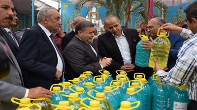 بالصور.. محافظ القليوبية يفتتح معرض مستلزمات رمضان