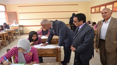 بالصور.. محافظ السويس يتفقد لجان امتحانات الشهادة الأعدادية