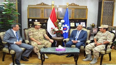 بالصور.. محافظ السويس ورئيس اركان قوات الدفاع الشعبي يشهدون مشروعا عمليا لمجابهة الازمات