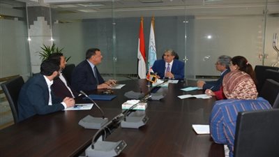 فهمي يلتقي طلاب كلية هندسة إحدى الجامعات المصرية لاستعراض إبتكارتهم لخدمة المجتمع