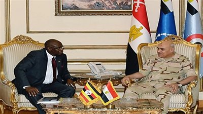 الفريق اول صدقي صبحي يلتقي وزير الدولة لشئون المحاربين القدامي الاوغندي
