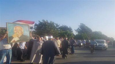 بالصور .. المئات يحتشدون إنتظارا لوصول جثمان خالد محي الدين