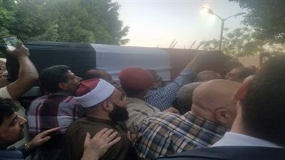 بالصور .. وصول جثمان الراحل 