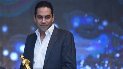 بالصور.. المدير التنفيذى لـ9090: يتسلم جائزة 