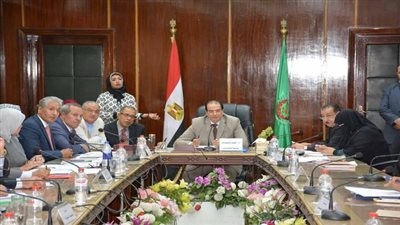 الشعراوي.. اجتماع مع الجهاز التنفيذي بالمحافظة أثناء اللقاء المفتوح الأسبوعي للمواطنين