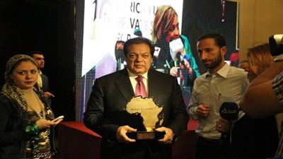 بالصور.. ابوالعينين يفوز بجائزة أفضل صانع بقارة أفريقيا