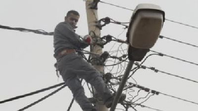 مصرع طالب صعقا بالكهرباء أثناء تركيبه فانوس رمضان أمام منزله بالبحيرة