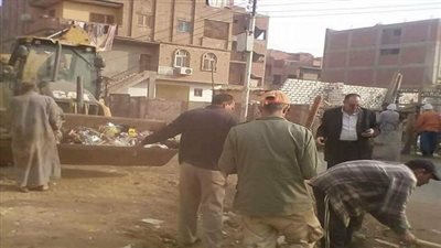 بالصور.. رفع ٥٠ طن قمامة من شوارع كفر شكر
