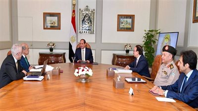 الرئيس يجتمع مع رئيس الوزراء ووزيرى الاتصالات والتربية والتعليم