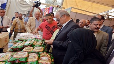 بالصور.. محافظ القليوبية يفتتح ثلاث معارض للسلع الغذائية إستعدادا لشهر رمضان 