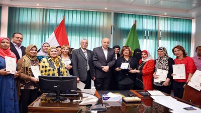محافظ القليوبية يكرم عدد من السيدات الحاصلين على وثيقة آمان