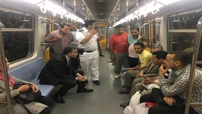وزير النقل في جولة مفاجئة بالخط الثالث للمترو