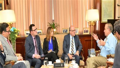 وزير التنمية المحلية يستقبل وفد البنك الدولى لمتابعة برامج التنمية بصعيد مصر 