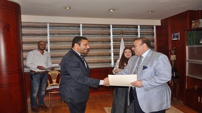 الدكتور حسن راتب يسلم شهادات إتمام دورة أكاديمية المياة العربية 