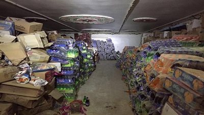 ضبط 102 عبوة سلع غذائية بدون بيانات 