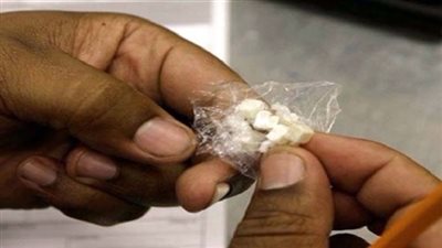 ضبط نقاش بحوزته مخدرات بكفر شكر