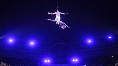 شاهد| سقوط لاعب سيرك من ارتفاع شاهق.. ماذا حدث له؟