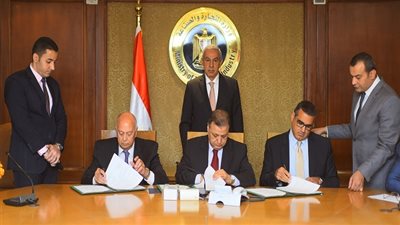 قابيل يشهد توقيع عقد ادارة شعار القطن المصرى بين الوزارة واتحاد مصدرى الاقطان وجمعية قطن مصر