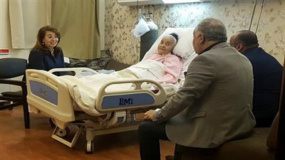 غادة والي تطمئن على الفنانة مديحة يسري وتتابع نقلها لمستشفى المعادي 