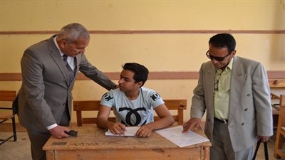 بالصور.. محافظ السويس  يتفقد لجان إمتحانات الدبلومات الفنية