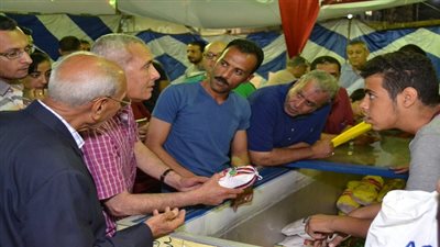  بالصور.. محافظ السويس يخفض بنفسه أسعار السلع الغذائية بمعرض أهلاً رمضان