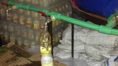 ضبط مصنع يروج زيت طعام مجهول المصدر بالقناطر