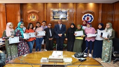 بالصور.. محافظ السويس  يكرم أوائل الشهادة الاعدادية