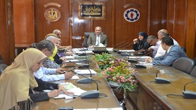  بالصور.. محافظ السويس يبحث مشاكل 22 مواطنا فى لقاؤه الجماهيرى الـ61