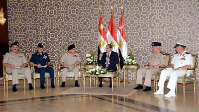 السيسى يلتقى بقادة القوات المسلحة عقب صلاة الجمعة بمسجد المشير