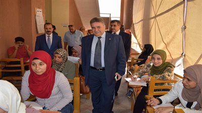 رئيس جامعة بنها يتفقد سير الإمتحانات بحقوق بنها