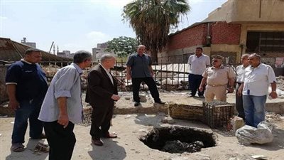 بالصور.. هبوط أرضي بشارع كلية التجارة ببنها