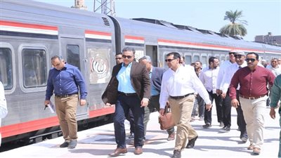 وزير النقل يستقل جرار قطار (٩٨١ ) الى بني سويف للاطمئنان على إجراءات السلامة 