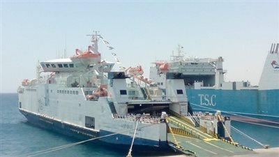 بالصور.. السفن الاجنبية ترفع الاعلام المصرية وتطلق صافرتها تحية باعلان الرئيس القسم الدستورى