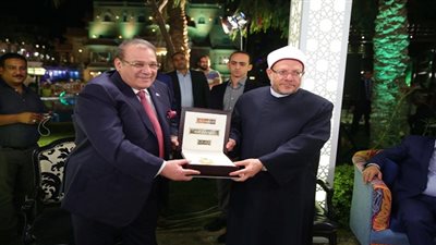 بالصور.. تكريم مفتى الديار المصرية بصالون المحور وراتب يهديه قلادة جامعة سيناء تقديراً لمكانته العلمية والدينية
