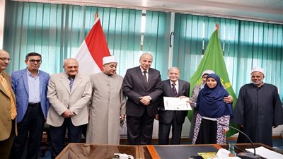 محافظ القليوبية يكرم مجموعة من حفظة القرآن الكريم 