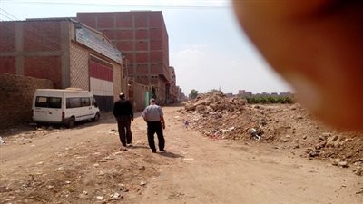 بالصور.. بدء رصف طريق ترعة الباسوسية بالقناطر الخيرية