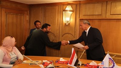 الهجان يسلم عقدي تسليم أرض و 12 خطاب تخصيص أراضي للمستثمرين بالمناطق الصناعية بقنا