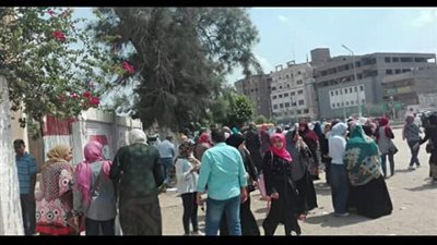 بالصور.. فرحة طلاب الثانوية العامة بالقليوبية لسهولة إمتحان الفرنساوي