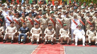 وزير الدفاع يشهد تخريج دورات جديدة من دارسي اكاديمية ناصر العسكرية العليا  