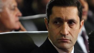 علاء مبارك يصلي الفجر بـ